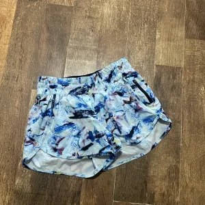 Lululemon Tracker Short V *4&quot; Multi Colored size 6